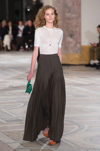 Look 10